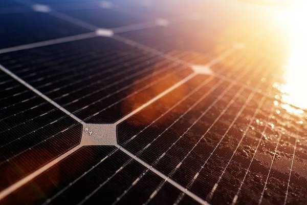 Quelles sont les initiatives écologiques les plus innovantes et comment installer un kit panneau solaire chez soi ?